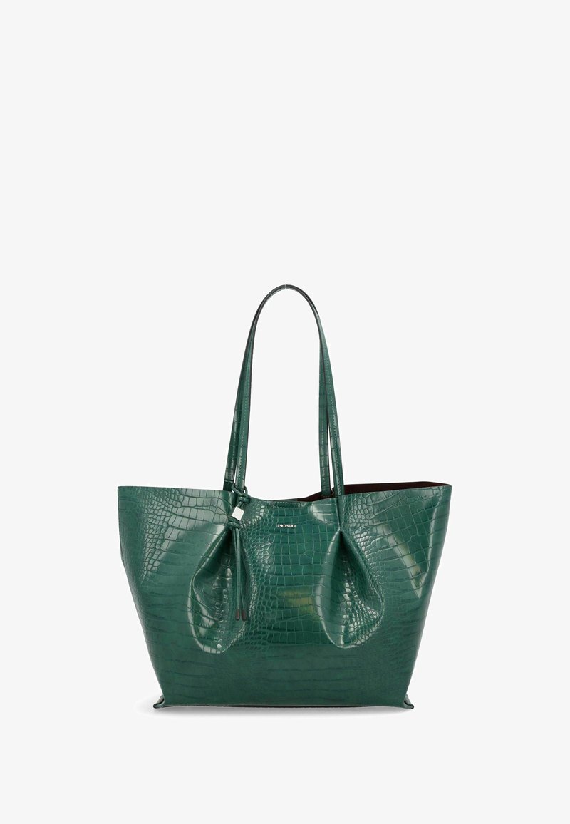 Groene neplederen krokodillen handtas met twee lange handgrepen, featuring een geplooide design en een donkere binnenkant. Glad, glanzend textuur.
