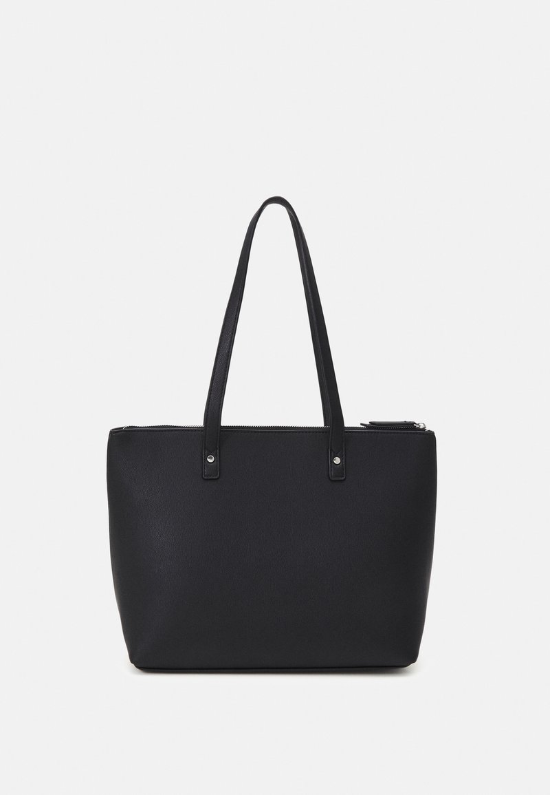 Sac cabas noir en matériau synthétique texturé avec deux longues anses et une fermeture éclair sur le dessus. Doté de garnitures en métal argenté.