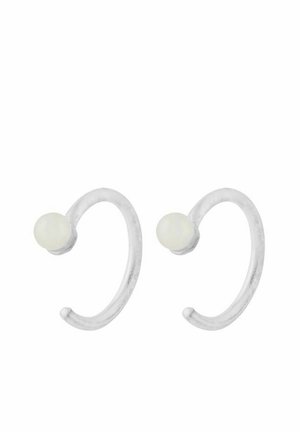 Par sølv åbne øreringe med en lille rund hvid perle i den ene ende, vist på en hvid baggrund.