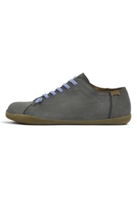 Scarpa in pelle grigia con lacci blu, punta arrotondata, texture morbida, design minimalista, suola flessibile e dettagli di cucitura sottili sui lati.