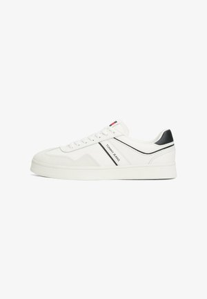 Sneakers bianchi basse in pelle liscia, con un accento nero e il logo "TOMMY JEANS". Suola piatta in gomma con finitura testurizzata.
