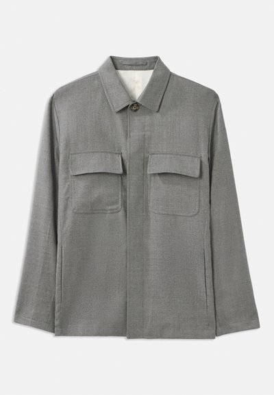 Halline hall ülikondlik jakk, mis on valmistatud tekstuurist kootud kangast, millel on nuppude sulgemine, terav krae ja kaks rinna taskut. Klassikaline sirge lõikega disain.