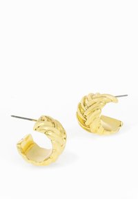 Gouden hoepel oorbellen met een gedraaide touwontwerp, met een glanzende afwerking en metalen steunen voor veilige bevestiging.