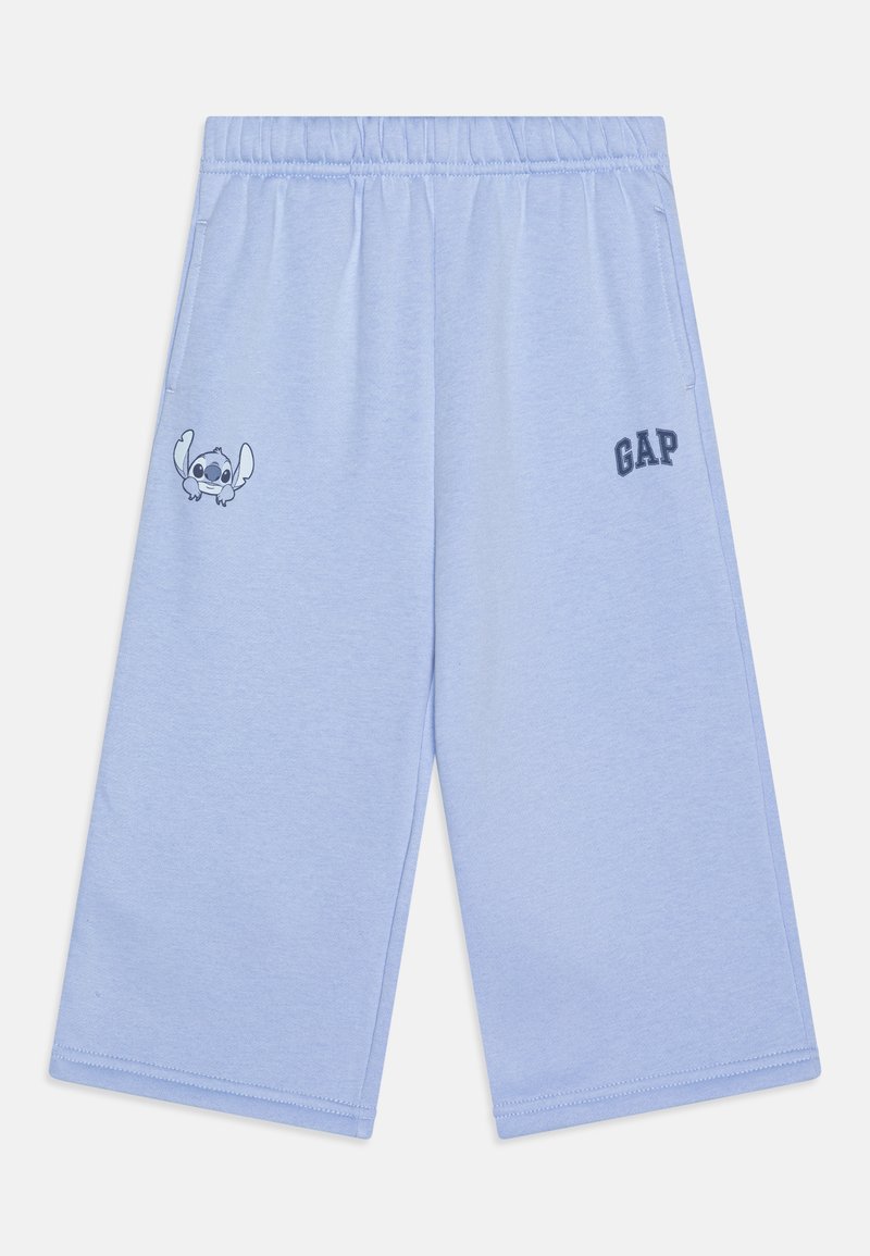 Gaiši zili sporta šorti ar elastīgu jostasvietu, ar Stitch varoņa grafiku un "GAP" logo tumši zili sānos.