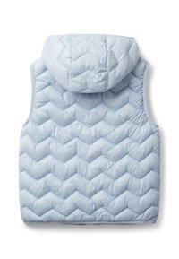Světle modrá prošívaná bezrukávová vesta s kapucí a chevronovými švy, ležící na boku s viditelnou zadní stranou na bílém pozadí.