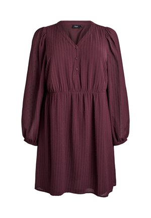 Abito a maniche lunghe con scollatura a V in tessuto bordeaux scuro, caratterizzato da un motivo testurizzato e una vita arricciata, con bottoni frontali e polsini elastici.