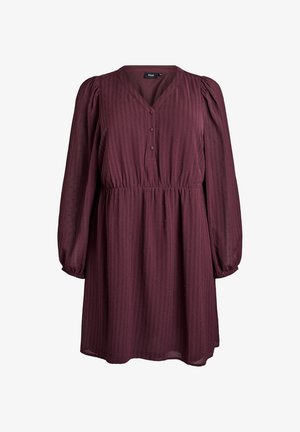 V-hals, langærmet kjole i dyb burgunder stof med et struktureret mønster og samlet talje, med forreste knapper og elastiske ærmekanter.