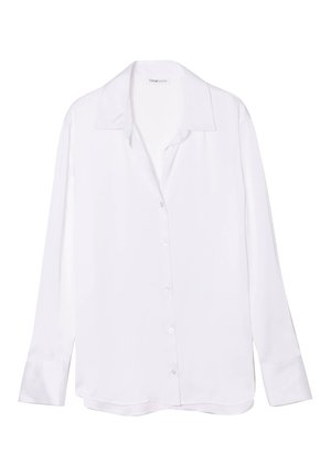 Chemise blanche à manches longues avec un col à rabat, texture lisse et patte de boutonnage visible sur le devant. Le tissu léger tombe doucement.