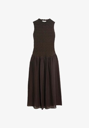 Robe midi sans manches de couleur brun foncé avec un corsage texturé ajusté et une jupe à carreaux froncée sur fond blanc.