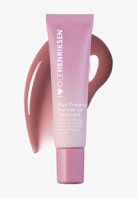 Tubo de tratamiento labial de color durazno con acabado mate, con texto blanco y tapa rosa. Acompañado de una muestra del producto brillante a juego.