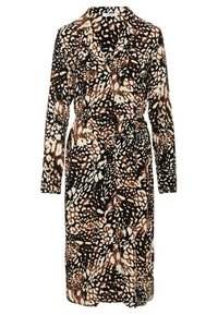 Abito avvolgente stampato con maniche lunghe, caratterizzato da un motivo animale nei colori marrone, nero e crema. Include una vita con cintura e colletto a rever.