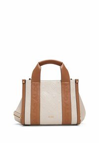 Bolso de mano beige con un patrón en relieve, correas marrones, herrajes dorados y cierre con cremallera. Presenta una forma estructurada y una correa de hombro ajustable.