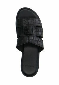 Sandale noire à glissière avec un motif crocodile texturé, deux bretelles larges, et une semelle en caoutchouc lisse. Design minimaliste, sans embellissements.
