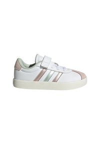 Baskets blanches avec une tige synthétique lisse, des accents rose clair et vert menthe, et une sangle en velcro. Bout arrondi et semelle en caoutchouc texturée.