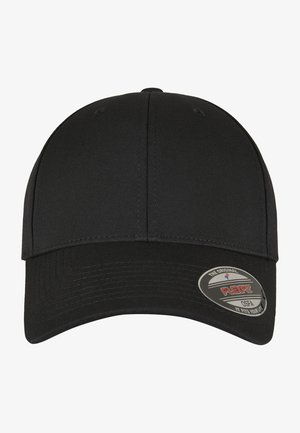 Cappellino da baseball nero realizzato in tessuto flessibile, dotato di una visiera curva e di una superficie liscia. Include un adesivo con il logo sul lato.