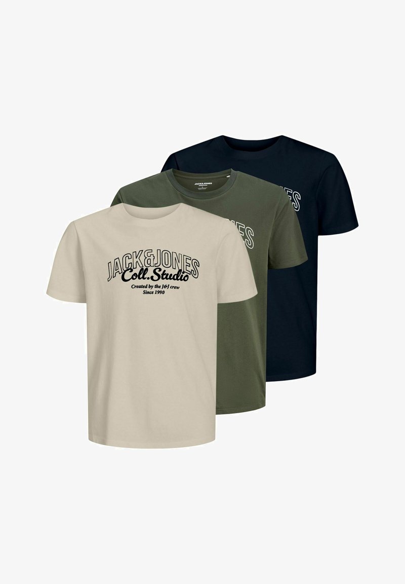 Trīs T-kreklu komplekts bežā, olīvu zaļā un tumši zilā krāsā. Katram ir apaļa kakla izgriezums un teksts "JACK&JONES" kontrastējošā krāsā.
