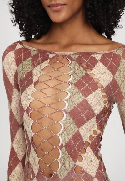 Langermet bodysuit i diamantsmønster med maroon, grønn og kremfarge. Har utskårne detaljer og scoop-hals.