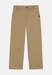 Khaki broek gemaakt van stevige stof, met een rechte pijpdesign, riemlussen, voorzakken en een klein rood logo accent.