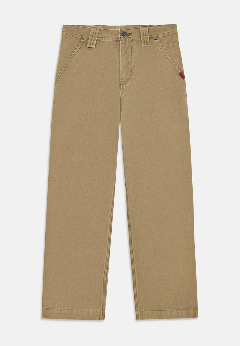 Khaki broek gemaakt van stevige stof, met een rechte pijpdesign, riemlussen, voorzakken en een klein rood logo accent.