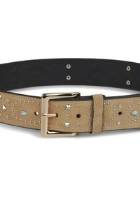 Tan suède riem met decoratieve studs en geperforeerde uitsparingen, voorzien van een gouden metalen gesp en een zwarte leren achterkant.
