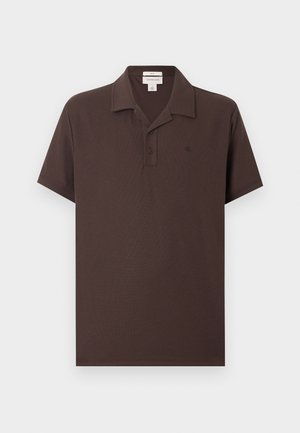 Σκούρο καφέ κοντομάνικο πόλο με δύο κουμπιά, γιακά που διπλώνει και μικρό κεντημένο λογότυπο στο αριστερό στήθος.
