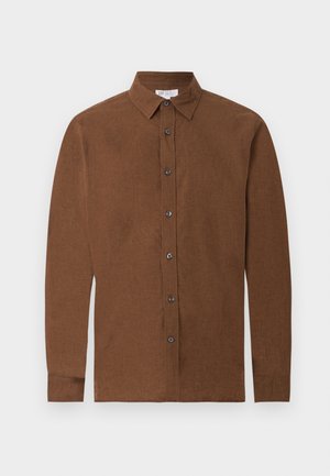 Smeđa košulja dugih rukava s gumbima, sa šiljatim ovratnikom i manšetama, prikazana položena na bijeloj pozadini.