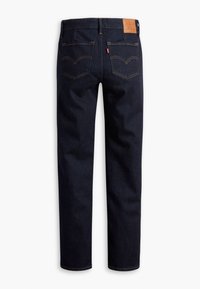 Jeans in denim blu scuro con taglio dritto, cinque tasche e una toppa in pelle sulla vita con dettagli del marchio.