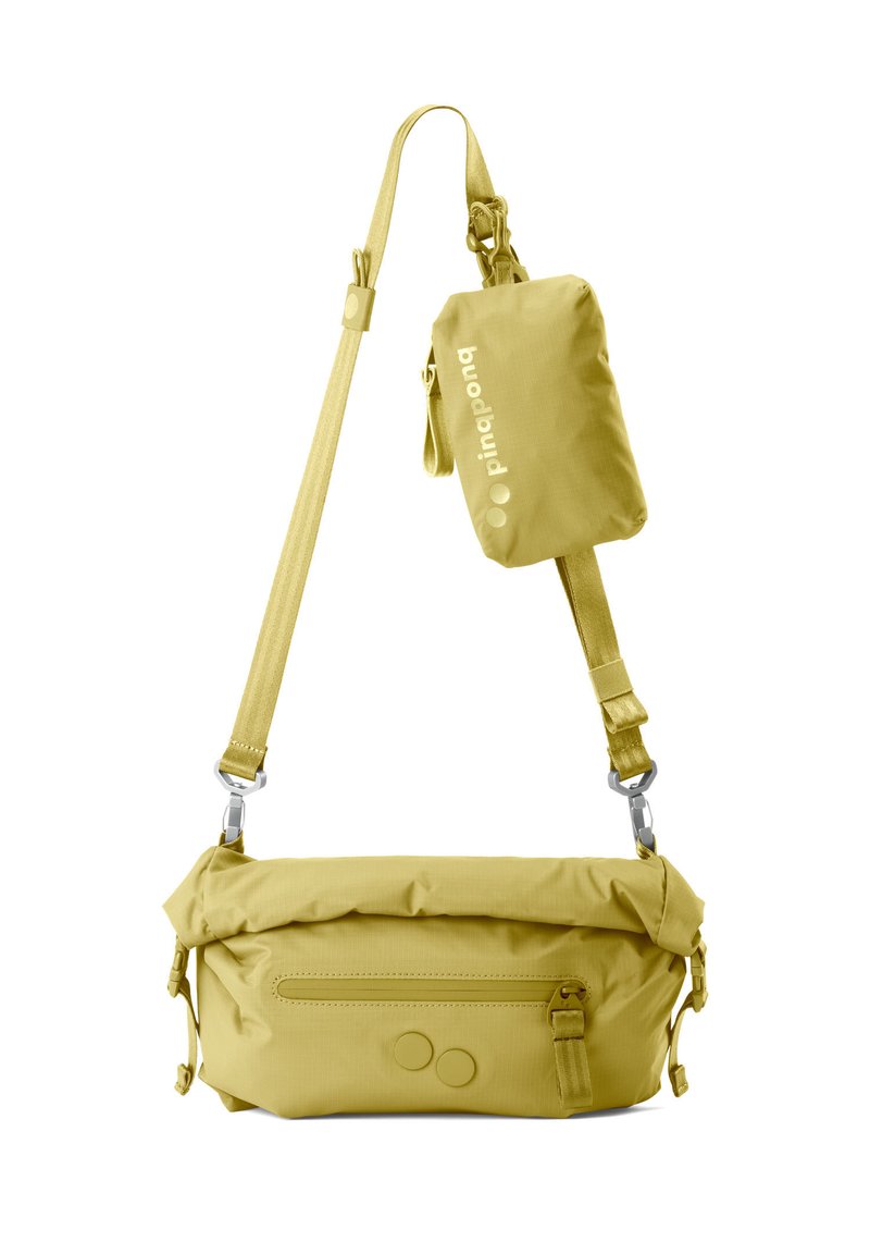 Gelbe Crossbody-Tasche mit verstellbarem Trageriemen und angehängtem kleinen Täschchen, mit Reißverschluss und Druckknopf-Details.