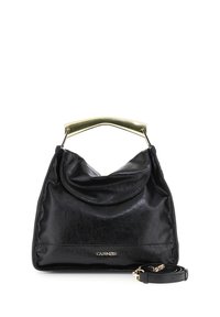 Musta nahkalaukku, jossa on rento muotoilu, kultainen metallikahva ja irrotettava olkahihna. Etupuolella on huomaamaton logo.