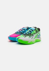 Adidași colorați cu accente de roz, albastru și verde. Designul include suprapuneri texturate și modele îndrăznețe pe o siluetă ușoară.