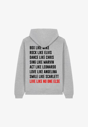 Felpa grigia con cappuccio caratterizzata da testo nero e rosso sulla schiena, che elenca varie azioni e nomi, con "VIVI COME NESSUN ALTRO" evidenziato.