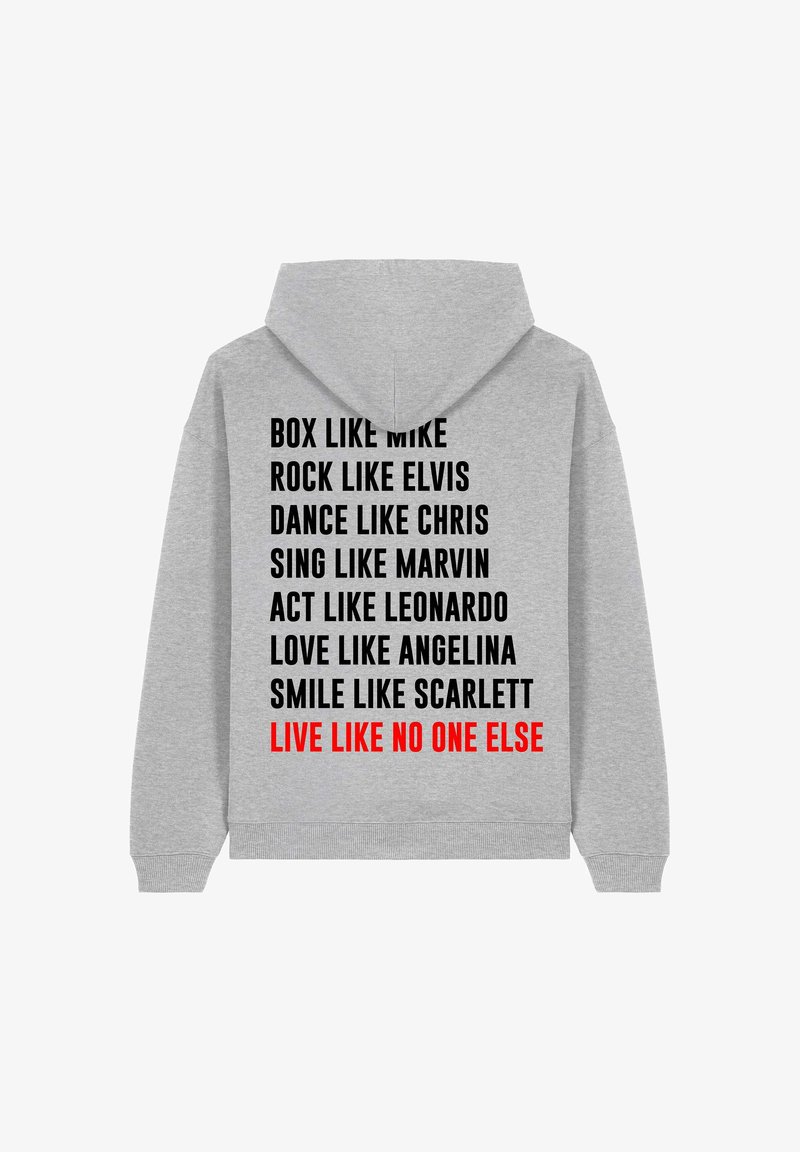 Grijze hoodie met capuchon met zwarte en rode tekst op de achterkant, waarin verschillende acties en namen worden opgesomd, met de nadruk op "LEEF ALS NIEMAND ANDERS".