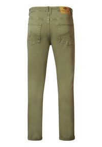 Jeans verde oliva con corte slim, que presentan dos bolsillos traseros, costuras visibles y una etiqueta de parche de cuero marrón en la cintura.