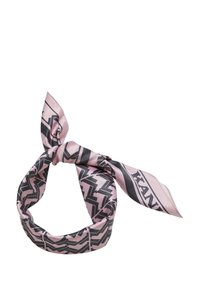 Rozā zīda šalle ar melniem zigzaga un uzraksta rakstiem, sasieta mezglā, ar gludu tekstūru un spīdīgu apdari.