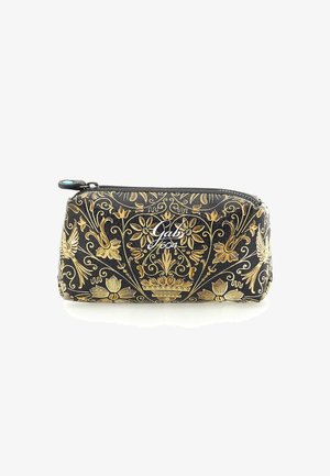 Astuccio nero con zip, decorato con intricati motivi floreali e di uccelli in oro, e la scritta bianca "Gab 1964" al centro nella parte anteriore.