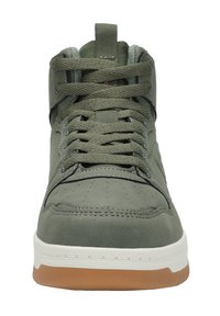 Hochschuh-Sneaker mit einem olivgrünen synthetischen Obermaterial, verstärkten Nähten, runden Schnürsenkeln und einer Gummisohle.