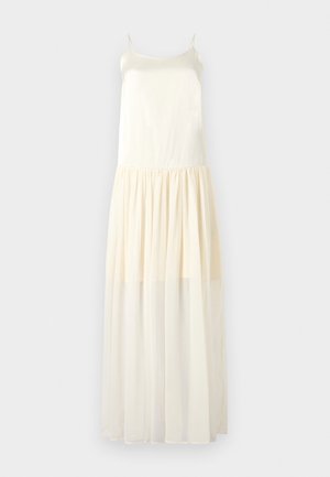 Robe maxi avec des bretelles spaghetti, haut en tissu semblable à de la soie, et une jupe en chiffon fluide et superposée de couleur beige clair.