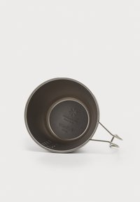 Titanium kop med en mat mørk finish, foldbare metalhåndtag og præget brandlogo på bunden. Indvendige målemærker er til stede.