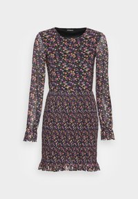 Vestido preto de flores com mangas compridas, adornado com flores multicoloridas. Apresenta uma cintura ajustada e uma bainha com babados para um detalhe adicional.