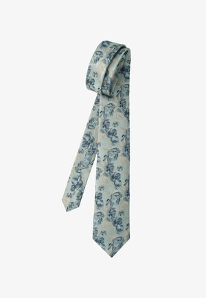 Hellblaues Necktie mit dunkelblauem und beigem Blumenmuster, locker an einem Ende auf weißem Hintergrund gerollt.