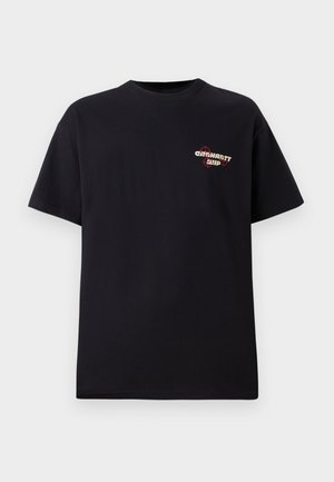 Sort bomulds T-shirt med rund hals, korte ærmer og et grafisk logo på venstre brystområde i gul og rød.
