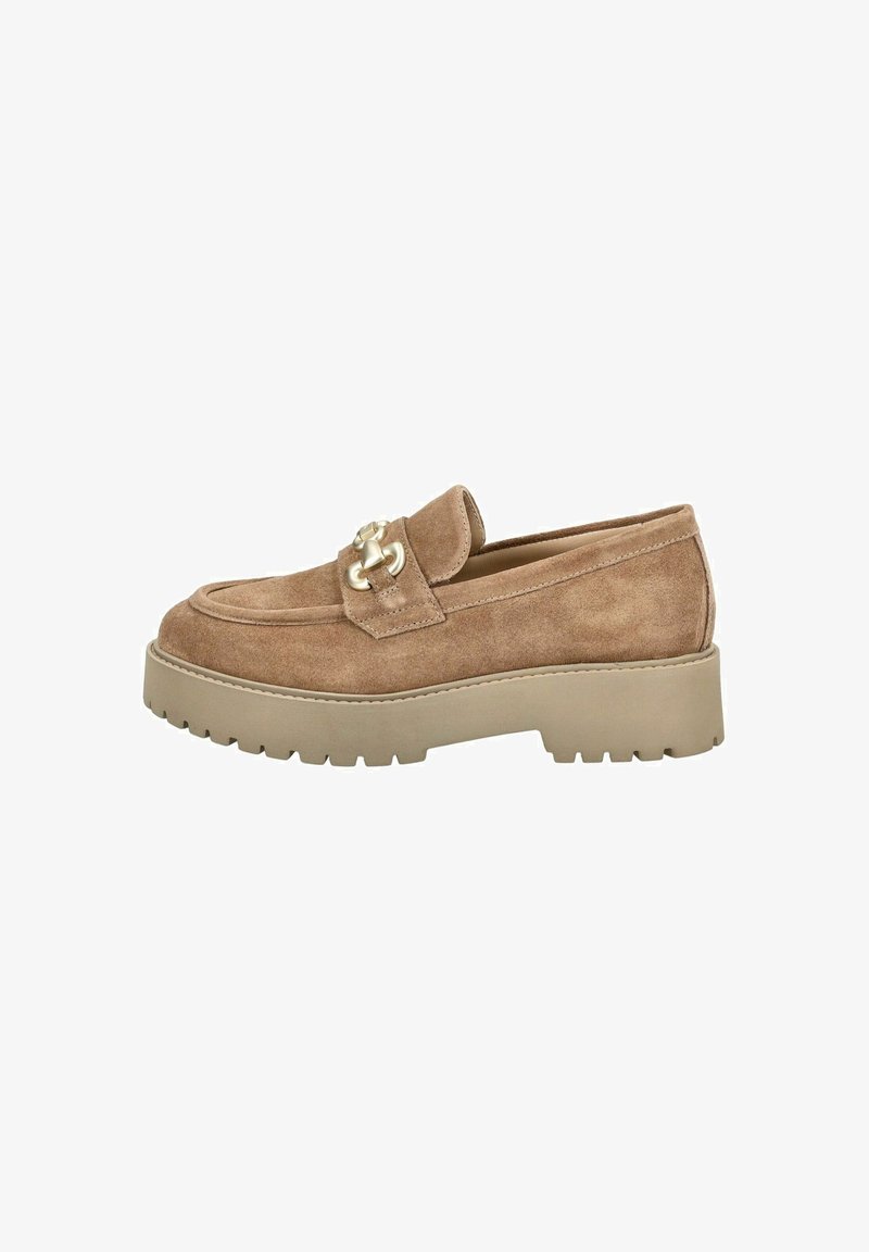 Mocassins en daim marron avec un bout arrondi, ornés d'un accent en matériel doré décoratif et d'une semelle en caoutchouc épaisse avec un motif texturé.