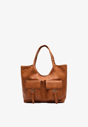 Bruine leren tote bag met twee voorzakken, gestructureerde afwerking, grote open bovenkant, brede schouderbanden en geen zichtbare hardware.