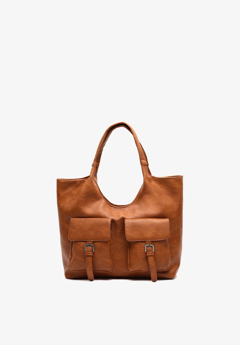 Brun läder tote-väska med två frampåsar, strukturerad yta, stor öppen topp, breda axelremmar och ingen synlig hårdvara.