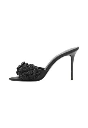 Zapato mule de tacón alto negro con punta abierta y adorno floral texturizado decorativo en la tira superior.