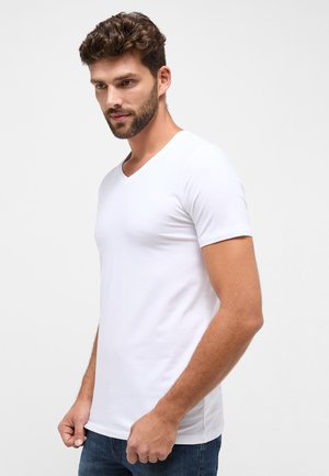 MIT VERLÄNGERTEM V-AUSSCHNITT - T-shirt basic - weiß