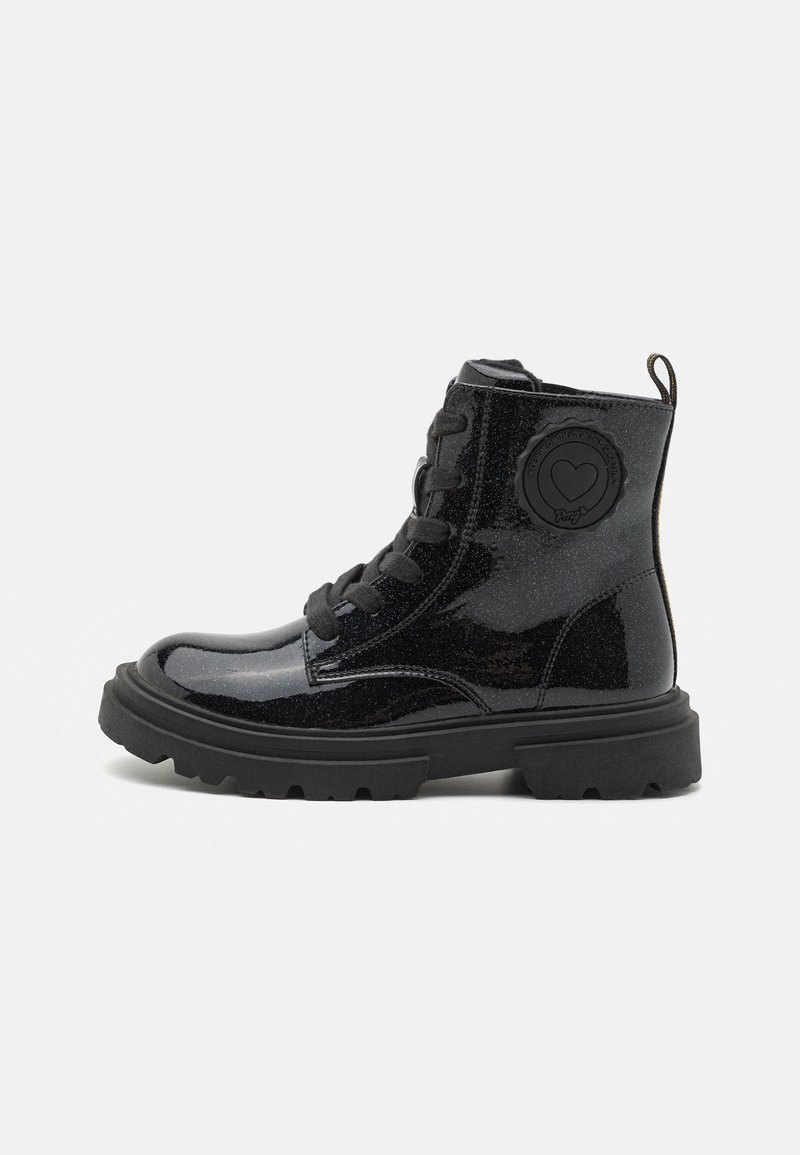 Bottines à paillettes noires en matériau verni, dotées d'un bout rond, de lacets noirs et d'une semelle en caoutchouc texturée avec un détail de logo.