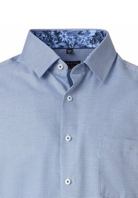 Lichtblauw geruit shirt met een kraagontwerp, voorzien van witte knopen en een bloemenpatroon aan de binnenkant van de kraag. Zak op de linkerkant van de borst.