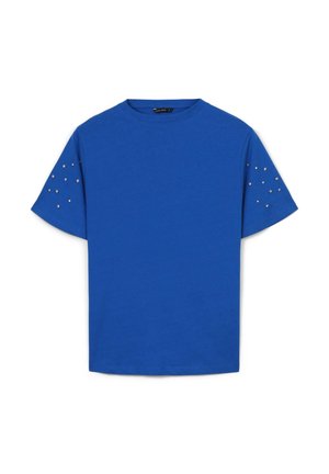 T-shirt blu a maniche corte con colletto rotondo e borchie argentate sparse su entrambe le maniche, con fronte e retro semplici.