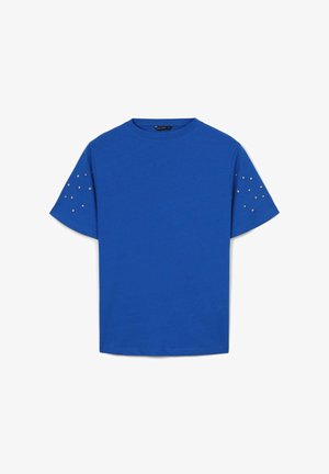 T-shirt blu a maniche corte con colletto rotondo e borchie argentate sparse su entrambe le maniche, con fronte e retro semplici.